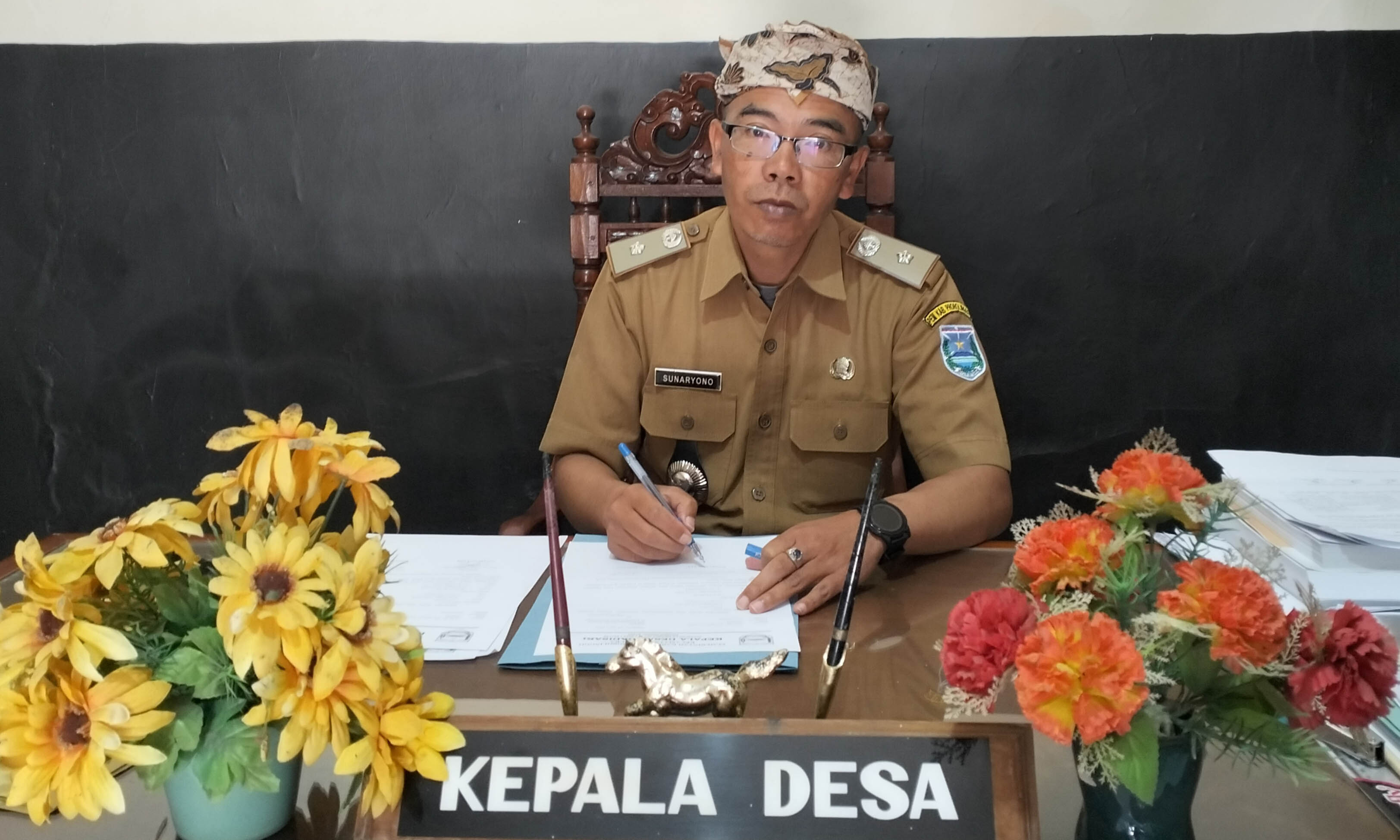 MENGABDI: Kepala Desa Ngadisari Sunaryono saat ditemui di ruang kerjanya.