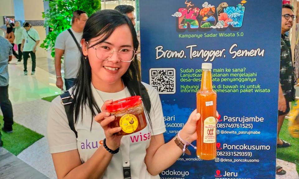 POTENSI DESA: Warga Desa Wonotoro menunjukkan produksi selai dan sirup olahan buah karikaya. Buah khas ini, kini diolah menjadi produk bernilai ekonomis.