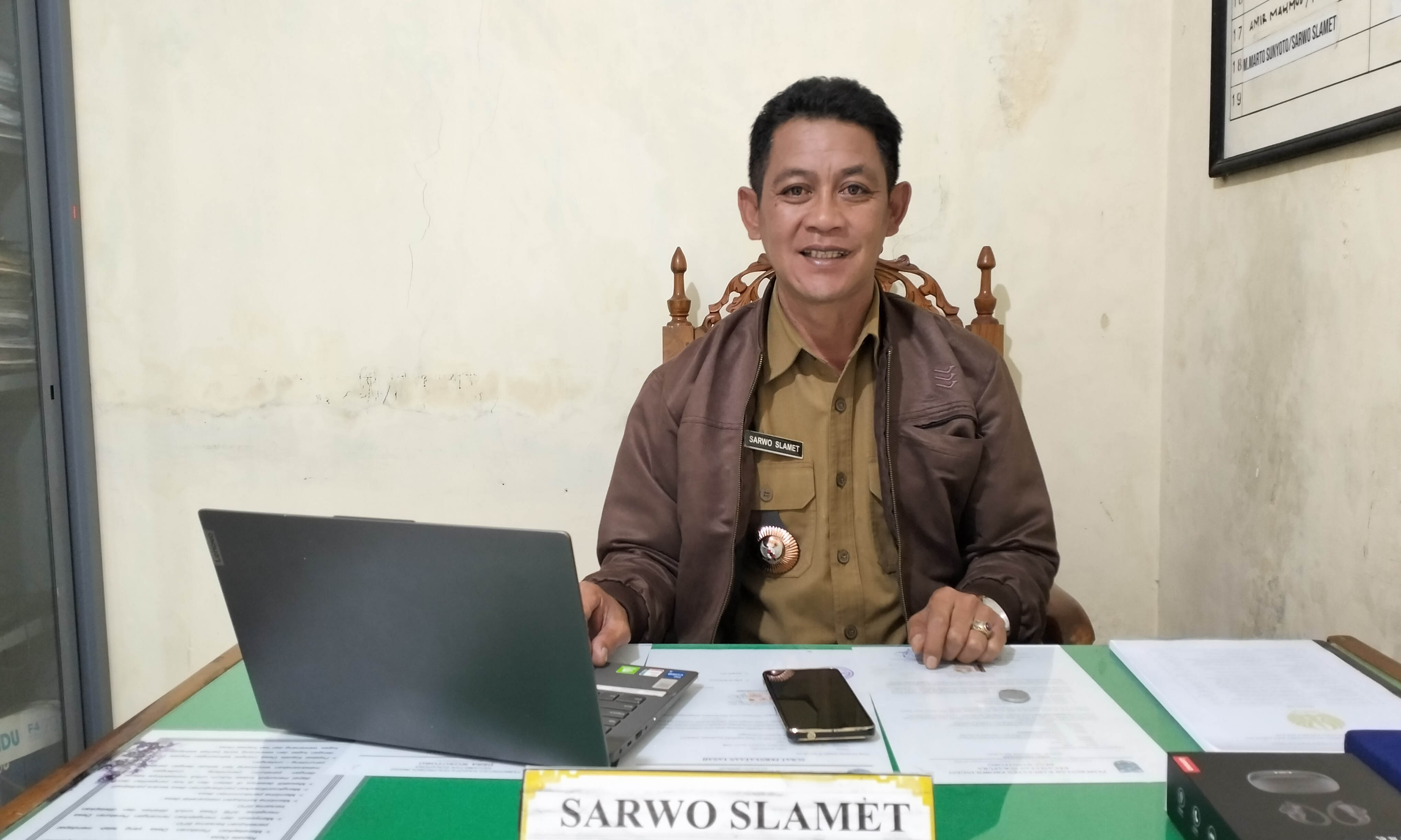 MELAYANI: Kepala Desa Wonotoro Sarwo Slamet saat ditemui di ruang kerjanya.