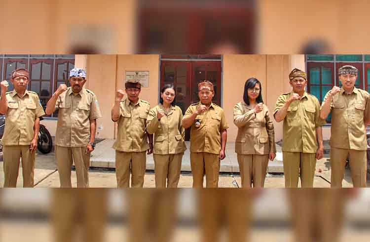 KOMPAK: Kepala Desa Ngadas Kastaman (tengah) berfoto bersama perangkat desa.