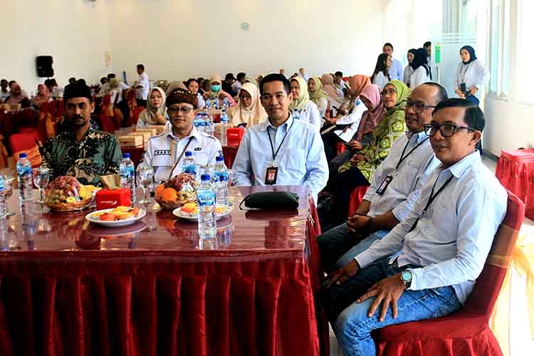 GATHERING: Pemimpin Bidang Kredit Topan Cipto Adi, Pemimpin Capem Dringu Ardian F, dan Pemimpin Capem Maron Rivo Bagus hadir dalam Gathering, Rabu (18/9).