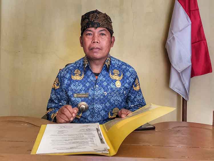 MENGABDI: Kepala Desa Ngadas Kastaman di ruang kerjanya.