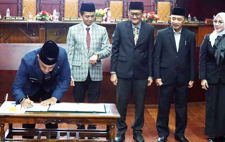 EKSEKUTIF: Bupati Probolinggo dr. Mohammad Haris menandatangani nota persetujuan bersama, Selasa (17/6).