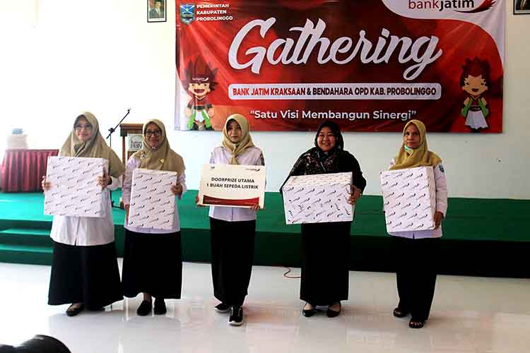 DOORPRIZE: Sejumlah bendahara berfoto bersama usai menerima hadiah. Doorprize utama berupa sepeda listrik diraih oleh bendahara SMKN 2 Kraksaan.