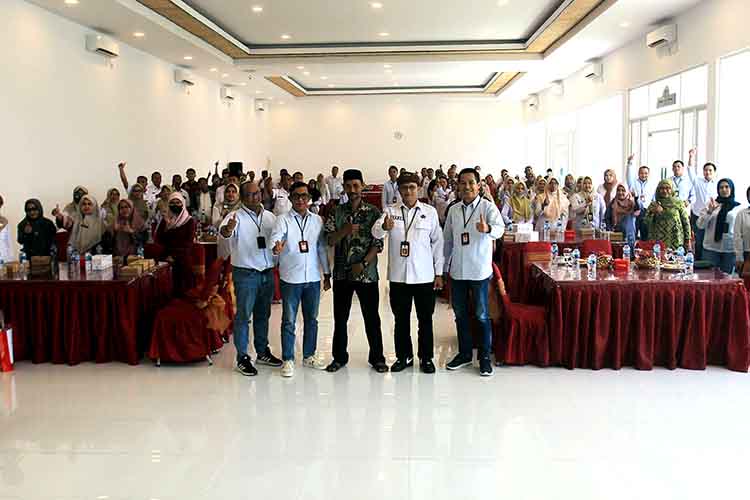 KOMPAK: Para bendahara berfoto bersama dengan Plt Asisten Administrasi Umum Sekretariat Daerah Kabupaten Probolinggo Hari Cahyono dan pimpinan Bank Jatim Cabang Kraksaan.