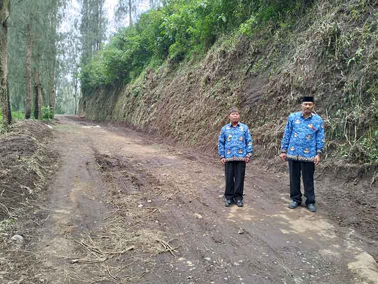 AKSES PENTING: Kepala Desa Ngadas Kastaman (kiri) bersama Kepala Dusun Krajan 1 Sudiono mengecek jalan yang akan dibangun. Jalan ini sebelumnya telah dilebarkan.