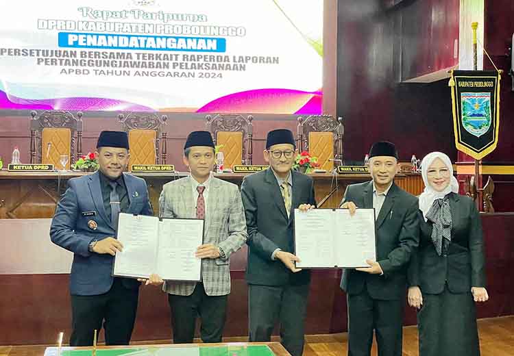 KOMPAK: Empat pimpinan DPRD Kabupaten Probolinggo bersama Bupati Probolinggo dr. Mohammad Haris menunjukkan nota persetujuan bersama yang sudah ditandatangani.