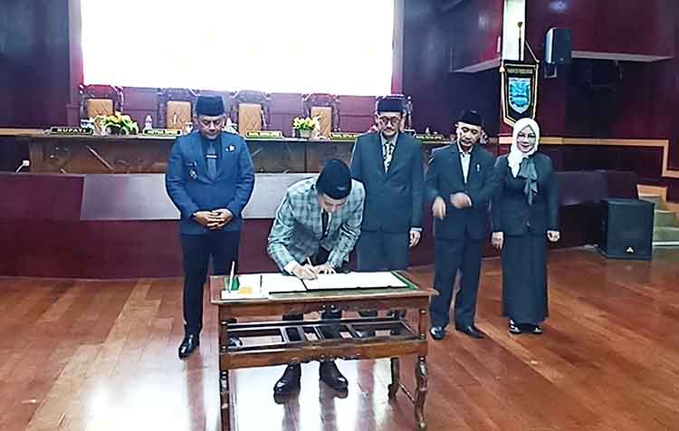 LEGISLATIF: Ketua DPRD Kabupaten Probolinggo Oka Mahendra Jati Kusuma menandatangani nota persetujuan bersama diikuti tiga pimpinan lainnya.