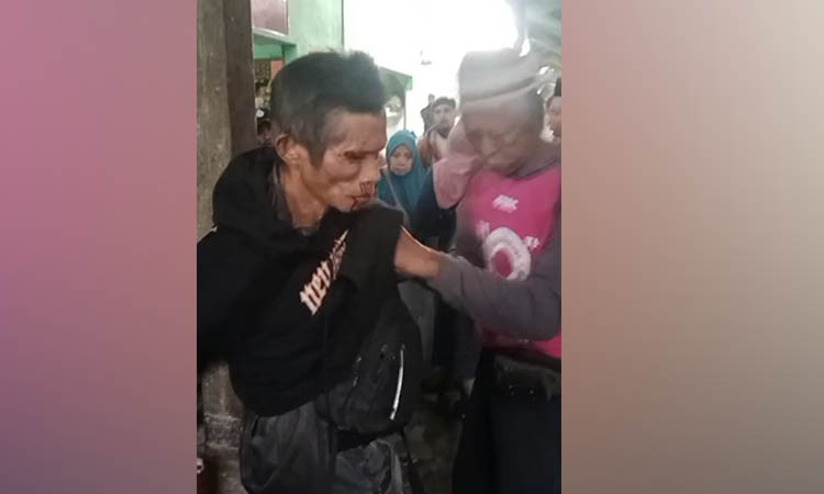 DIIKAT DI TIANG: SND terduga pencuri motor di Pasar Maron (kaus hitam) usai kepergok, Rabu (18/6) pagi.