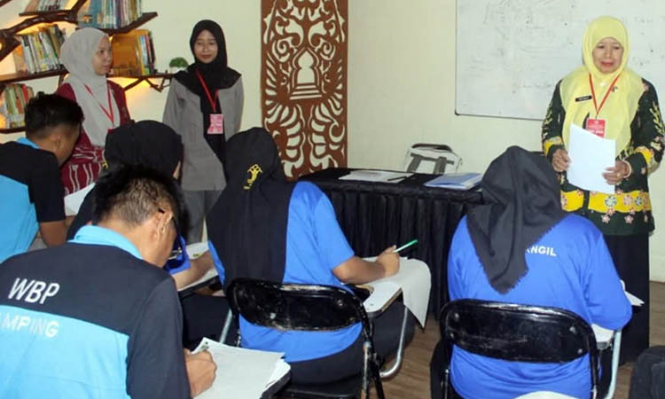 SERIUS: Warga Binaan Rutan Bangil saat mengerjaan ujian semester. Meski dalam tahanan, bukan berarti mereka tak bisa memperoleh hak pendidikan.