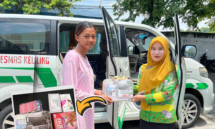 LAYANAN MAKSIMAL: Petugas kesehatan Puskesmas Beji saat memberikan bingkisan untuk ibu yang baru melahirkan di faskes setempat.