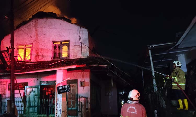 AMUK SI JAGO MERAH: Tim Damkar saat memadamkan api yang melalap rumah warga di Glagahsari, Sukorejo, Kabupaten Pasuruan.