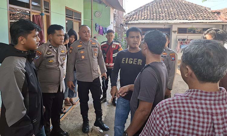 RAMAI: Personel Polres Probolinggo Kota dan Polsek Mayangan saat melakukan olah TKP di salah satu indekos di Jalan Ikan Hiu, Kelurahan/Kecamatan Mayangan, Kota Probolinggo.
