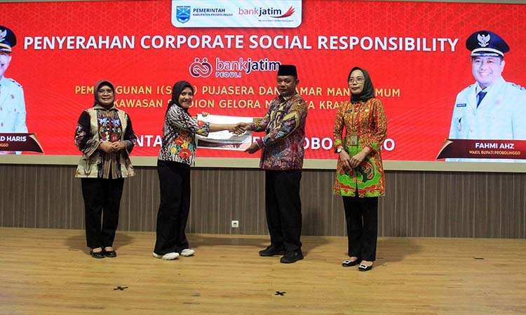 Vice President Corporate Secretary Bank Jatim Fenty Rischana K, menyerahkan CSR pujasera dan kamar mandi kepada Staf Ahli A&rsquo;at Kardono. Didampingi Pemimpin Bank Jatim Kraksaan Siska Dian Permatasari