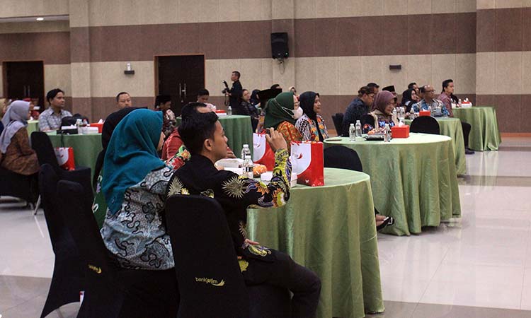 KOMPAK: Penyerahan CSR pujasera dan kamar mandi dalam program Bank Jatim Peduli dihadiri sejumlah OPD di lingkungan Pemkab Probolinggo.
