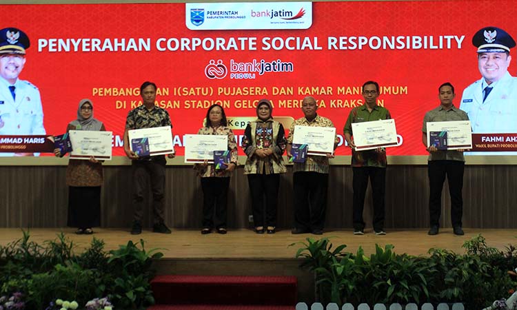 BANTUAN: OPD penerima bantuan alat mesin kasir sebagai sarana transaksi pembayaran pajak dan retribusi, berfoto bersama.