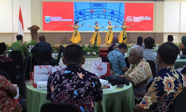 GUYUB: Penyerahan CSR pujasera dan kamar mandi umum dihadiri sejumlah OPD di lingkungan Pemkab Probolinggo.