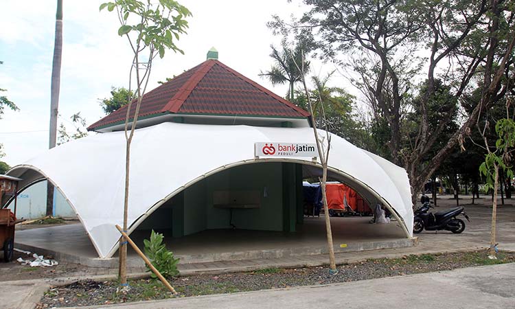 INDAH: Pujasera dan kamar mandi umum CSR Bank Jatim ini berada di kawasan Stadion Gelora Merdeka Kraksaan, tepatnya di sisi timur.