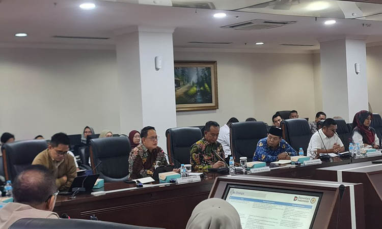 DI PUSAT: Sekda Kabupaten Probolinggo Ugas Irwanto mengikuti rapat koordinasi percepatan proyek strategis nasional (PSN) Tol Probowangi yang digelar di Kantor Staf Presiden (KSP), Jakarta Pu
