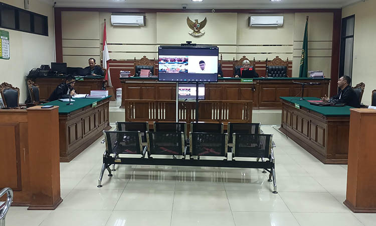 ANTIKLIMAKS: Sidang terdakwa Bayu Putra Subandi yang digelar Rabu (18/6) di Pengadilan Tindak Pidana Korupsi Surabaya.