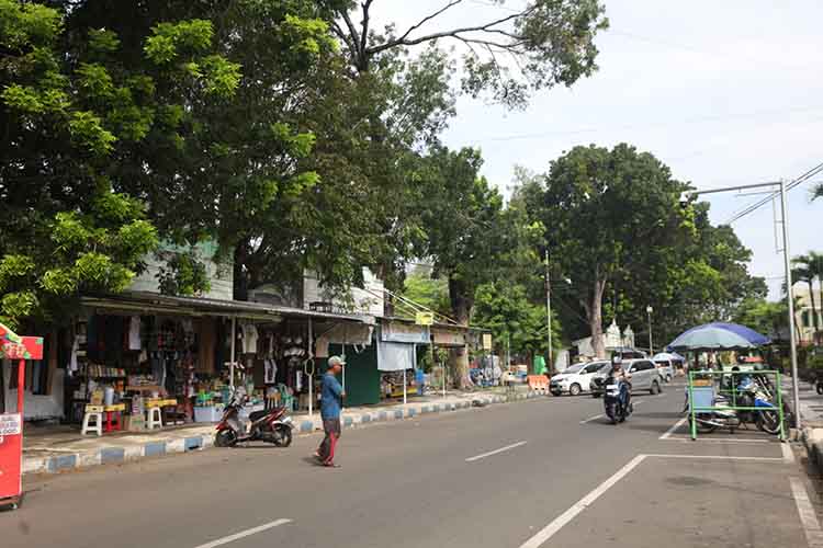 MENGAIS REZEKI: Sejumlah kios di depan Masjid Agung Raudlatul Jannah, Kota Probolinggo, yang rencananya akan dibongkar. Kini mayoritas pedagang bersedia direlokasi.