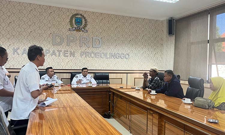 CARI SOLUSI: Komisi II DPRD kabupaten Probolinggo mengelar rapat dengar pendapat bersama sejumlah nasabah KSU, Rabu (18/6). (Agus Faiz Musleh/ Radar Bromo)