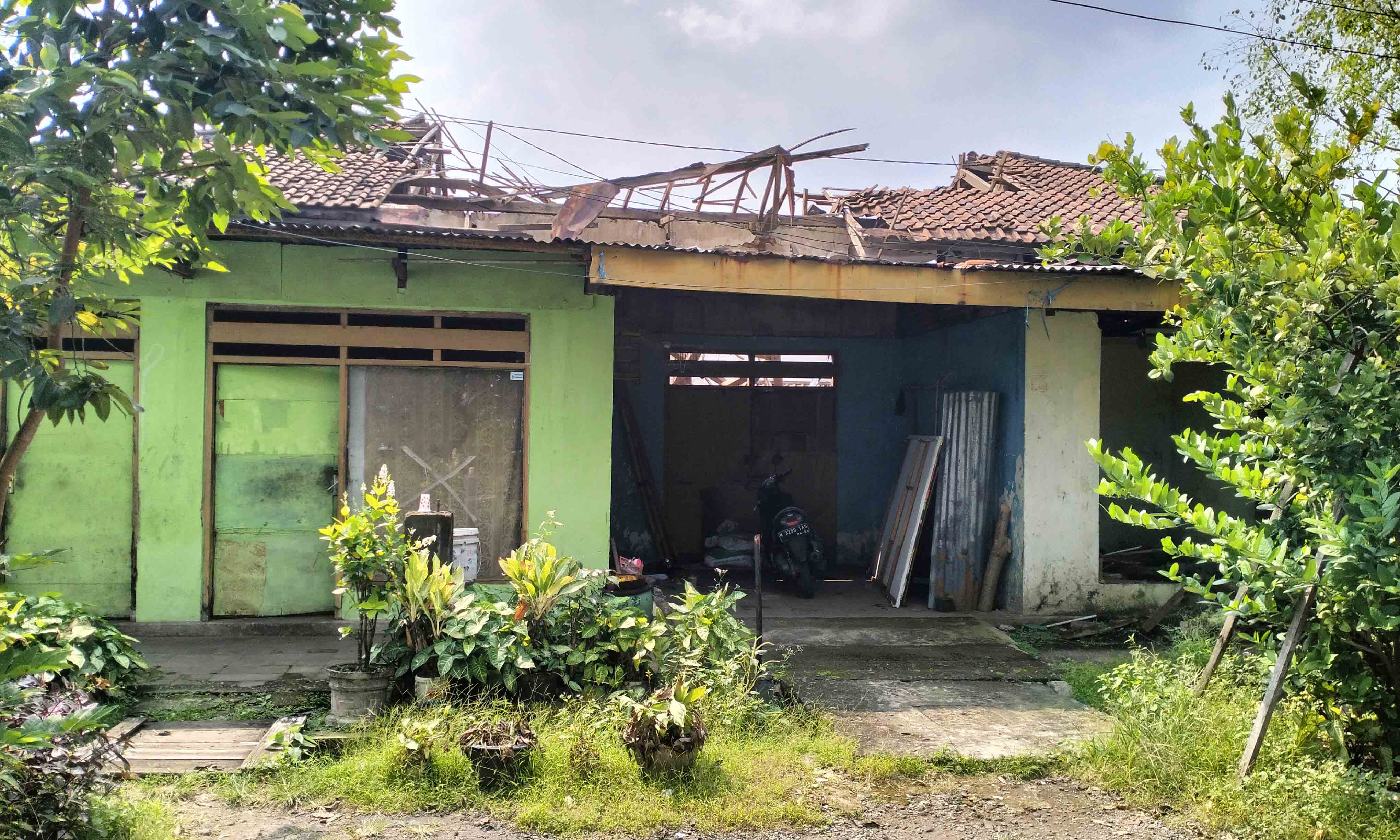 JEBOL: Atap bangunan yang berada di area Kecamatan Pandaan. Hingga saat ini, kondisinya terbengkalai.