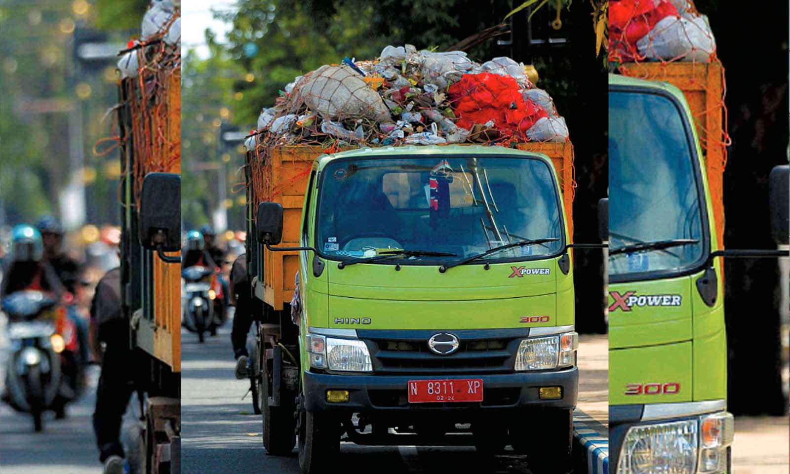 ANGKUT: Truk pengangkut sampah DLHKP Kota Pasuruan saat mengangkut tumpukan sampah ke TPA.