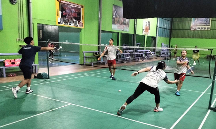 SMASH: Atlet badminton Kabupaten Pasuruan saat berlatih di Bayu Kencana Sport Center di Desa Winong, Gempol. Di Porprov IX Jatim, badminton menargetkan bisa raih