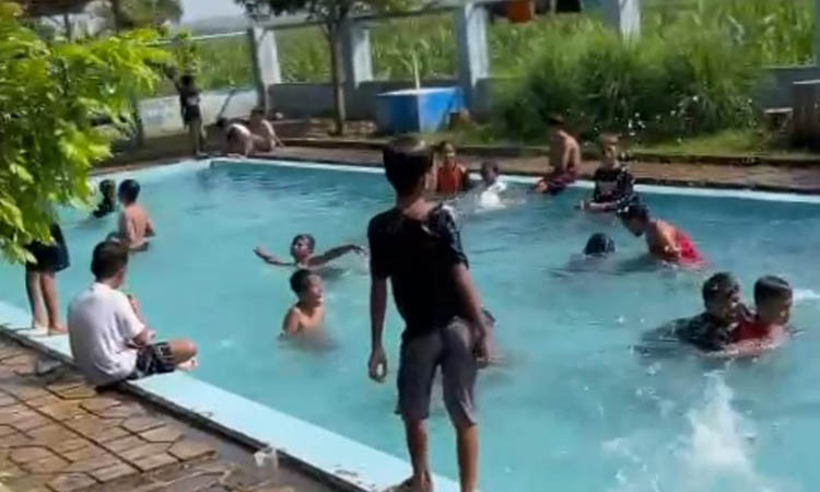 MENGHASILKAN: Kolam renang milik salah satu BUMDes Watestani. Hampir sebagian besar BUMDes milik Desa di Kabupaten Pasuruan sudah berbadan hokum.