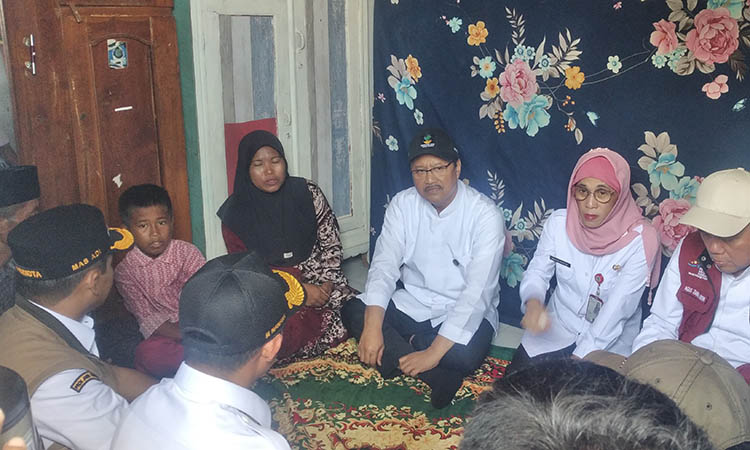 SUDAH DISURVEI: Keluarga yang tinggal Kelurahan Mandaran, Panggungrejo saat dikunjungi Mensos karena termasuk kategori kurang mampu. Anak di keluarga ini akan dimasukkan menj