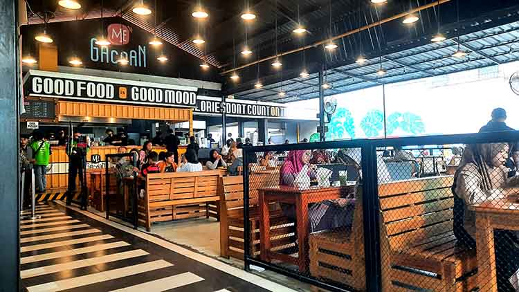 HARUS URUS IZIN: Sejumlah pengunjung makan di Resto Mie Gacoan Kota Probolinggo, beberapa waktu lalu.