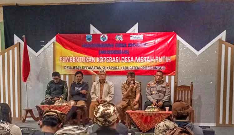 MUSDES: Kepala Desa Jetak Ngantoro (pegang mik) bersama Forkopimca Sukapura dalam musdes pembentukan Koperasi Merah Putih di balai desa.