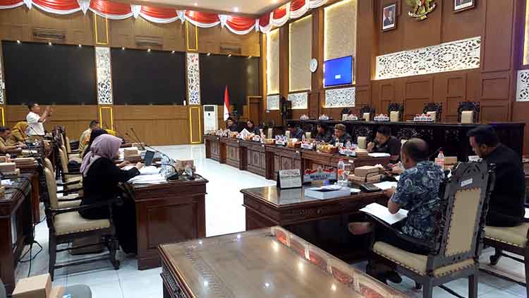 BAHAS RPJMD: Sejumlah anggota DPRD Kota Probolinggo menggelar rapat pembahasan Raperda RPJMD Kota Probolinggo, Senin (23/6).