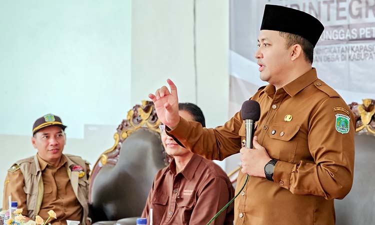 BANTU PETERNAK: Bupati Pasuruan, Mas Rusdi saat berinteraksi dengan peternak sesuai meresmikan Sekolah Lapang Terintegrasi.
