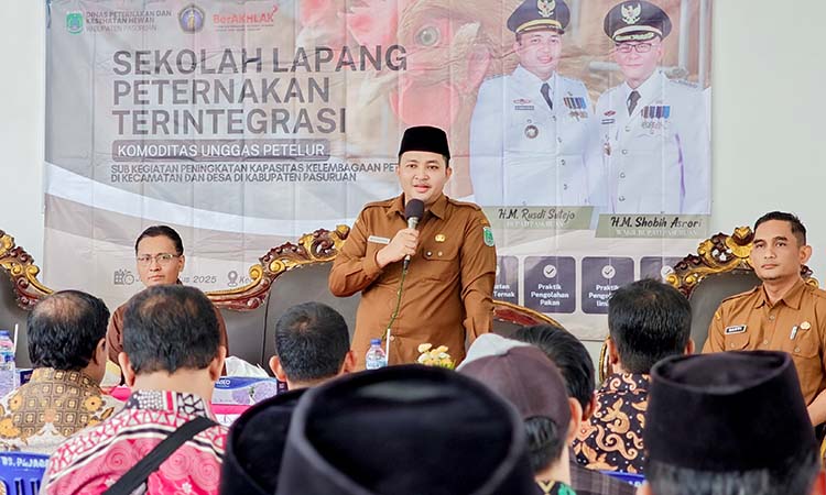 BANTU PETERNAK: Bupati Pasuruan, Mas Rusdi saat berinteraksi dengan peternak sesuai meresmikan Sekolah Lapang Terintegrasi.