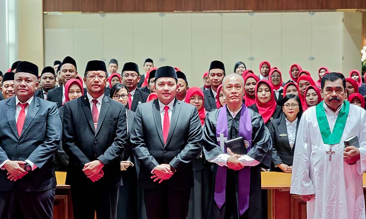 KOMPAK: Bupati Pasuruan Mas Rusdi bersama sejumlah pejabat dan pemuka agama sebelum pengambilan sumpah.
