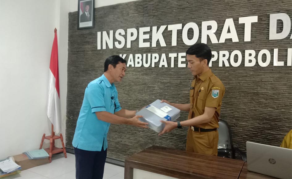DISERAHKAN: Kasim Nurdansyah, Satuan Pengawas Internal Perumdam Tirta Argapura saat menyerahkan paket diduga barang gratifikasi ke Inspektorat Kabupaten Pro