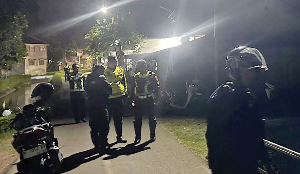 PATROLI: Sejumlah anggota Polres Probolinggo Kota ketika mendatangi DAM Wiroborang, Kota Probolinggo, Minggu (22/6) dini hari.