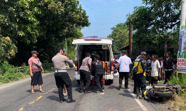 EVAKUASI: Personel Unit Laka melakukan olah TKP di Jalan Hasyim Asyari, Bugul Kidul, Pasuruan.