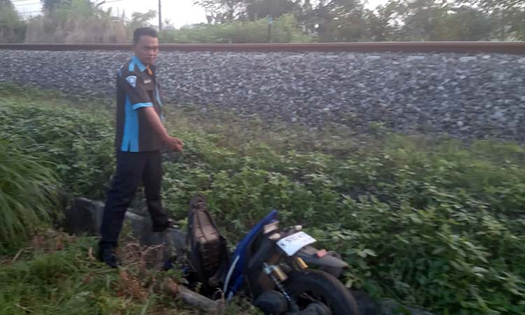 Personel Satlantas Polres Pasuruan Kota mengevakuasi motror korban yang masuk parit di Jalan raya Rejoso, Selasa (24/6) pagi.