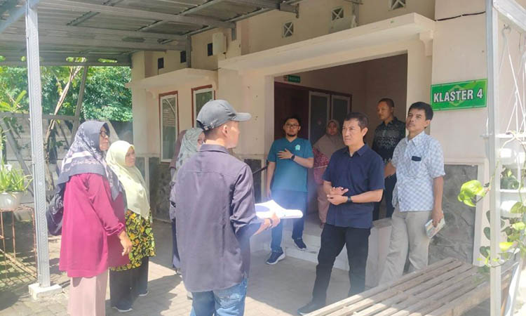CEK LANGSUNG: Tim Dinas Kesehatan Kabupaten Probolinggo mengecek Puskesmas Maron yang direncanakan miliki fasilitas setara rumah sakit.