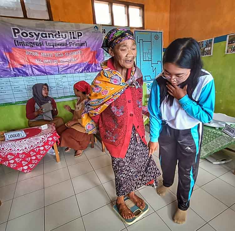 PEDULI LANSIA: Kader Posyandu Desa Ngadirejo menimbang salah seorang warga lansia. Untuk meningkatkan layanan kesehatan, pemerintah desa berencana membangun gedung Posyandu.