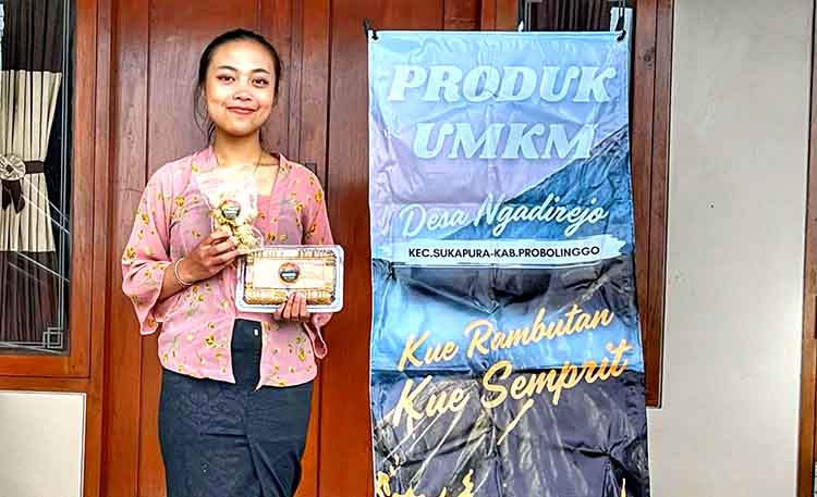 UMKM DESA: Salah seorang warga Desa Ngadirejo, Kecamatan Sukapura, menunjukkan kue rambutan dan kue semprit yang merupakan kue khas desa.