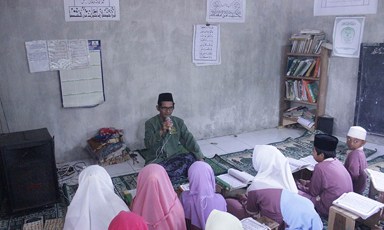 MENGAJI: Kegiatan musala Zainal Abidin Desa Kertosono, Gading.