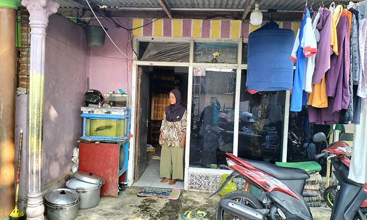 TKP: Lokasi rumah Endang, 50, warga Dusun Pucang Pendowo, Desa Sumbersuko, Kecamatan Purwosari. Ia kehilangan beras dan gula saat berkabung.