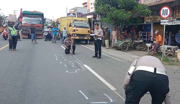 OLAH TKP: Anggota Satlantas Polres Probolinggo melakukan olah TKP di Jalan Raya Leces, Desa Sumberkedawung, Kabupaten Probolinggo, Rabu (25/6).