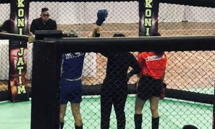 MENANG: Wasit saat mengumumkan Regita Cahya Kirana (biru-kuning) menjadi pemenang usai bertanding di GOR Kanjuruhan Selasa (24/6).