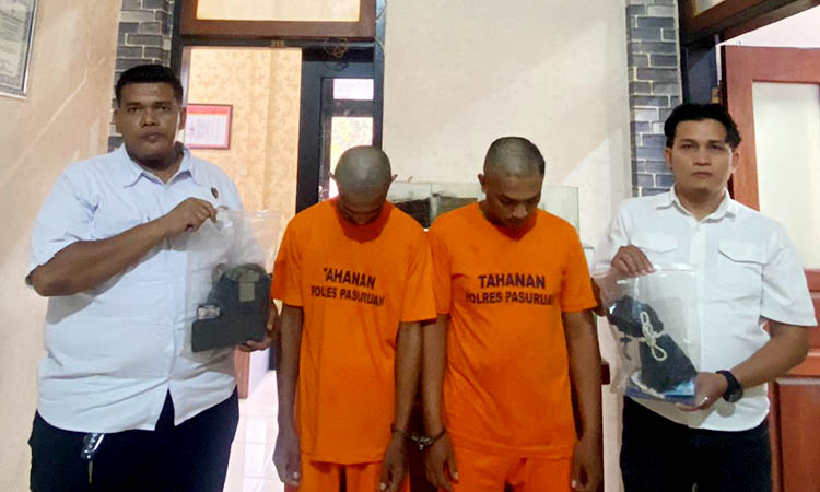 MENUNDUK: Dua tersangka kasus narkoba, M. Nur Yachya, 28, warga Desa Ngadimulyo, Kecamatan Sukorejo dan Akhmad Musoffah, 30, asal Desa Wonosunyo, Kecamatan Gempol, hanya bisa menunduk.