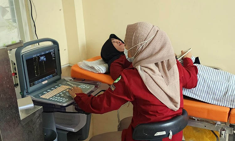 PERIKSA: Petugas medis Puskesmas Raci saat melakukan pemeriksaan terhadap ibu hamil. Pemeriksaan dini penting, untuk mencegah stunting.